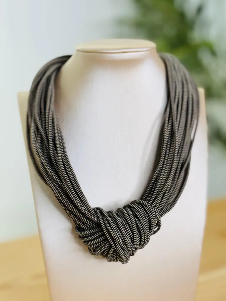 COLLAR NUDO